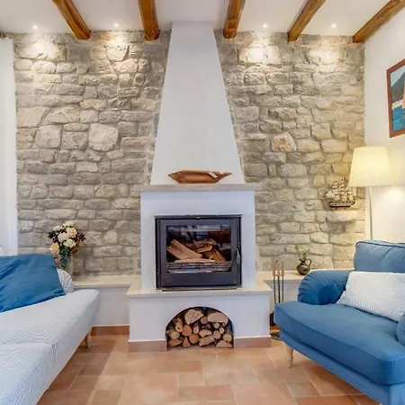 Villa Palazzo Limone With Pool By Guide