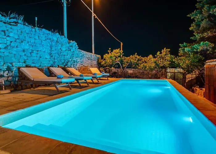 Villa Palazzo Limone With Pool By Guide *