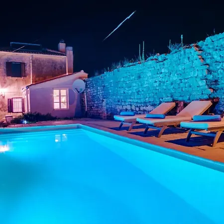 Villa Palazzo Limone With Pool By Guide *