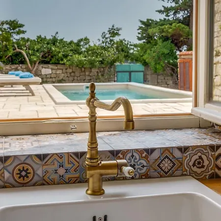 Palazzo Limone With Pool By Guide Villa