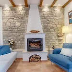 Vila Palazzo Limone With Pool By Guide