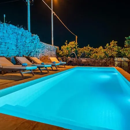 Villa Palazzo Limone With Pool By Guide *