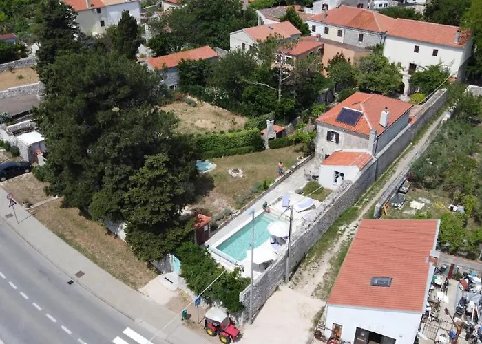 Вилла Palazzo Limone With Pool By Guide Нерезине